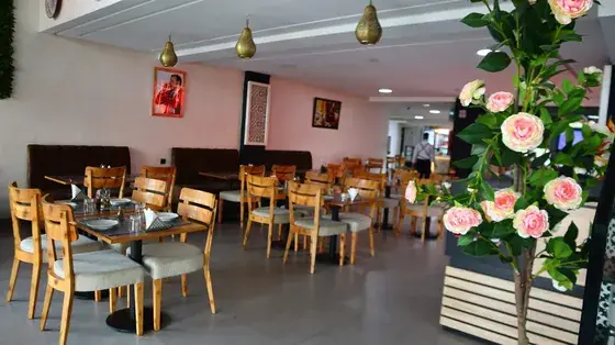 Salle et mur végétal, Aïn Sebaa