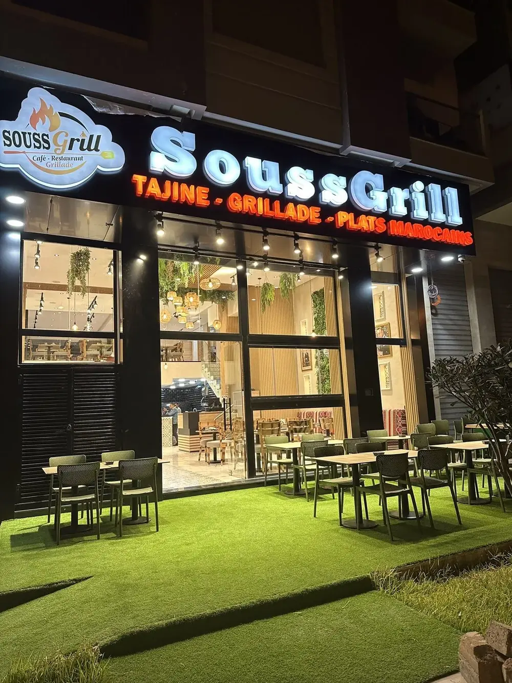 La façade du restaurant SoussGrill Jnane Californie, le soir